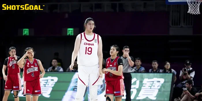 Zhang Ziyu Pebasket Raksasa China Setinggi 220 Cm